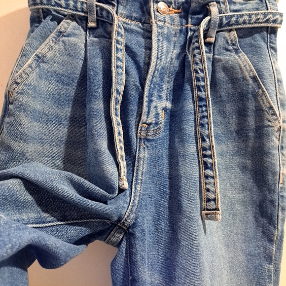 Hollister | ultra high rise mom jean Women's Blue Jean W23 L27 - Picture 4 of 10
